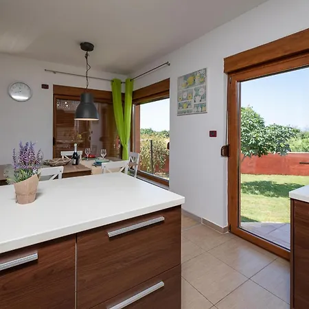 Pet Friendly In With Kitchen Holiday home *