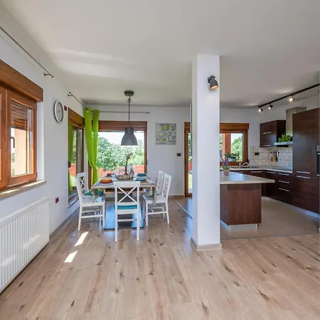 Pet Friendly In With Kitchen Liznjan