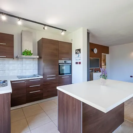 Pet Friendly In With Kitchen