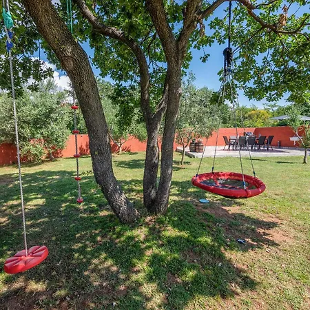 Pet Friendly In With Kitchen Holiday home