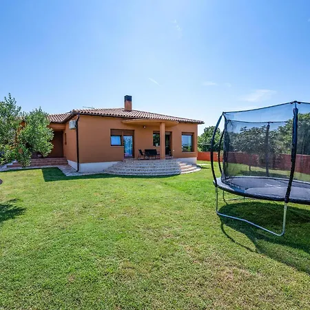 Pet Friendly In With Kitchen Holiday home